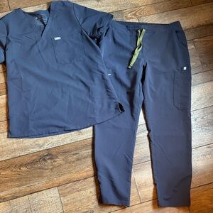 Figs Scrub Set with Green Drawstring